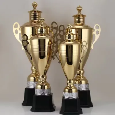 كأس رياضي معدني فاخر بقاعدة سوداء